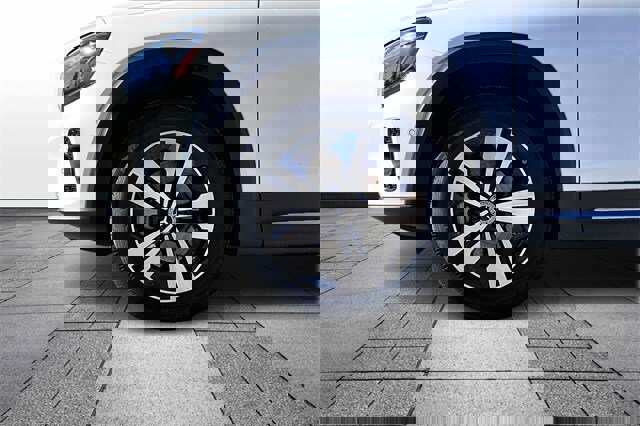 Used 2025 Mercedes-Benz GLB 250 4MATIC image 4