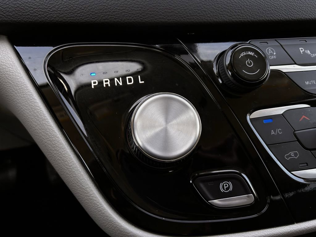 Used 2024 Chrysler Pacifica Touring-L image 21