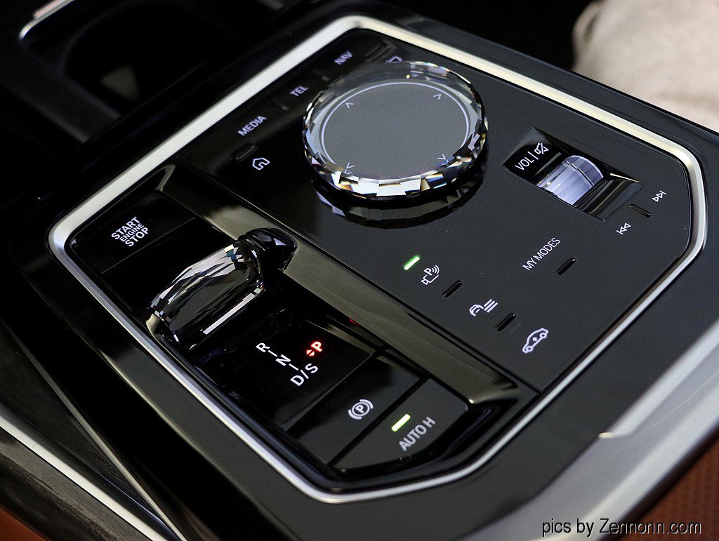 Used 2026 BMW 750e xDrive image 28