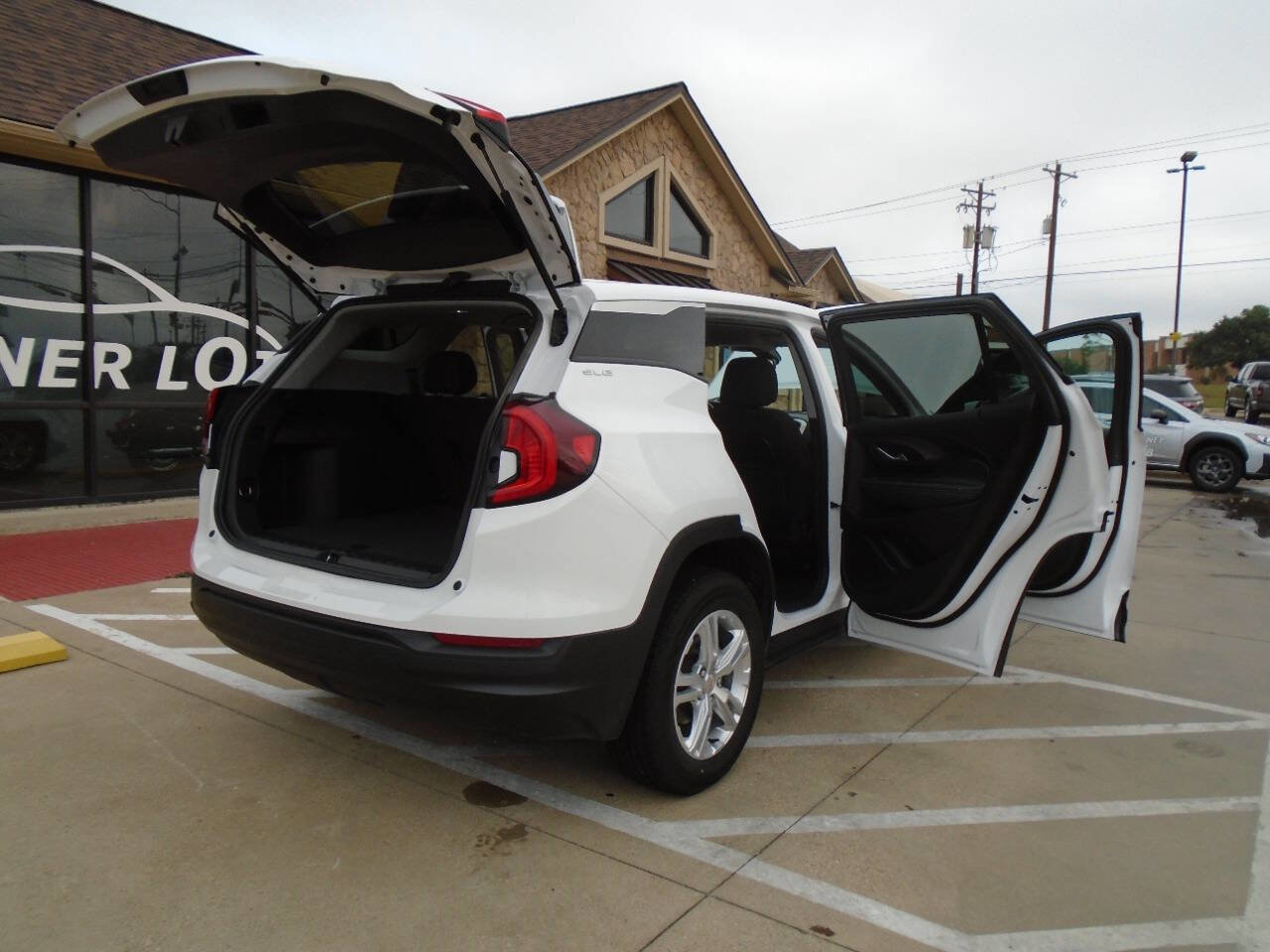 Used 2024 GMC Terrain SLE FWD image 22
