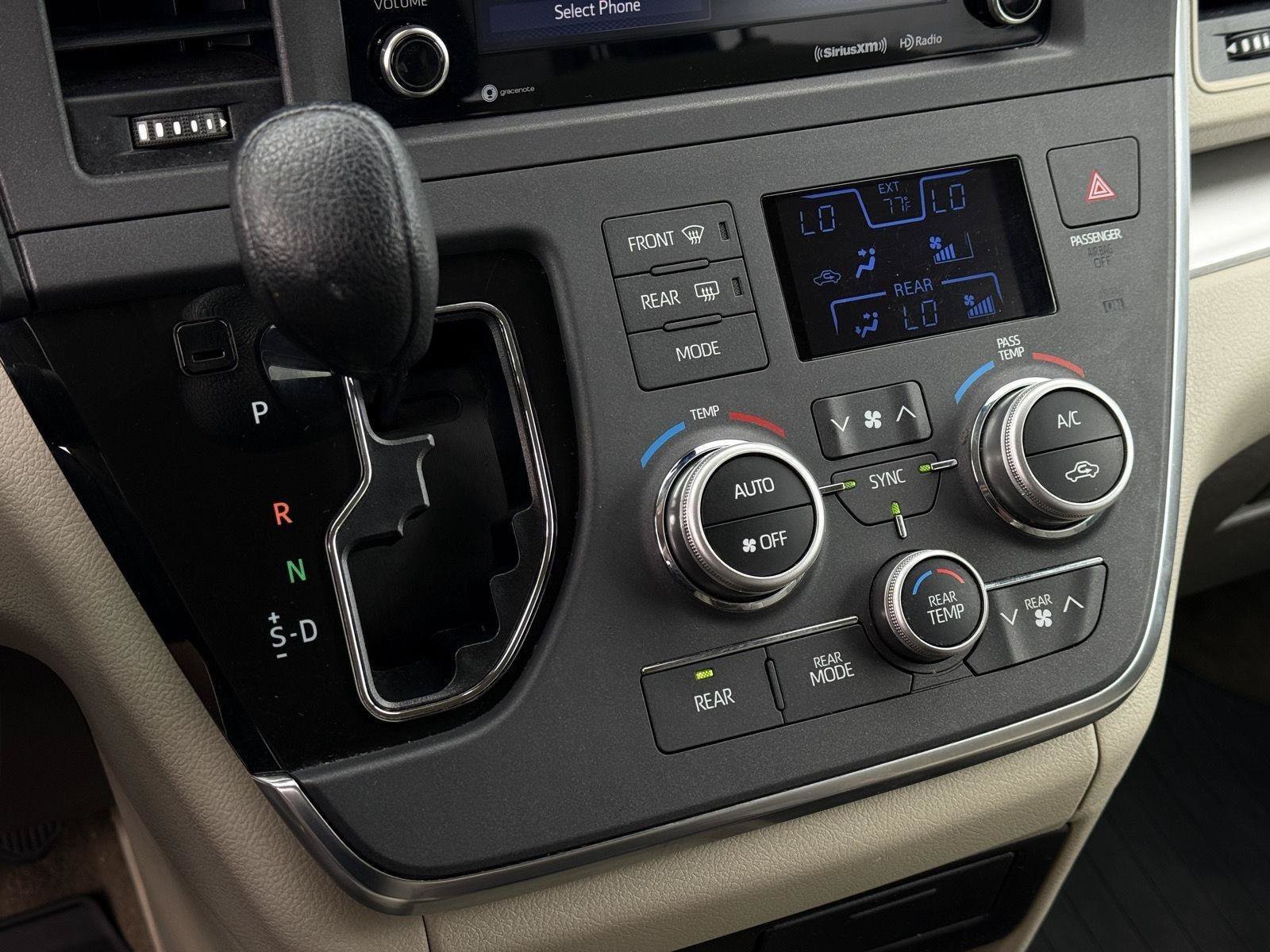 Used 2018 Toyota Sienna LE FWD image 15