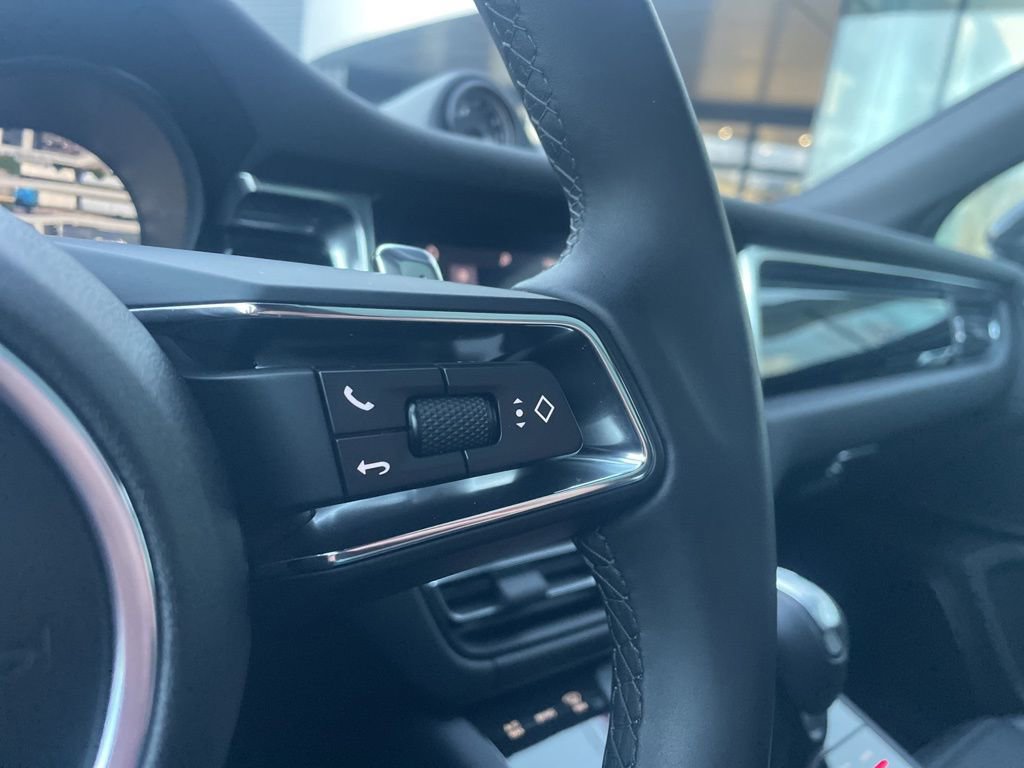 Certified 2025 Porsche Macan AWD/4WD image 41
