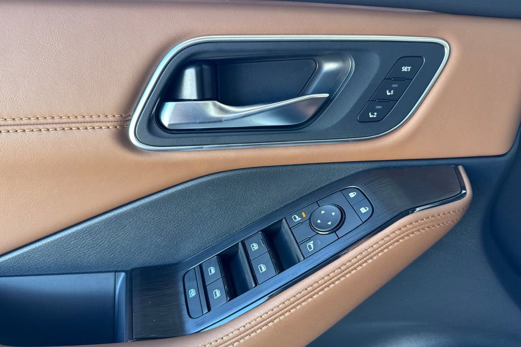 New 2026 Nissan Rogue Platinum image 8