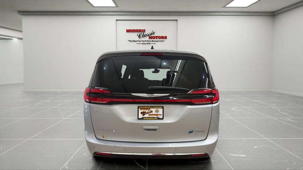 Used 2023 Chrysler Pacifica Touring-L FWD image 4