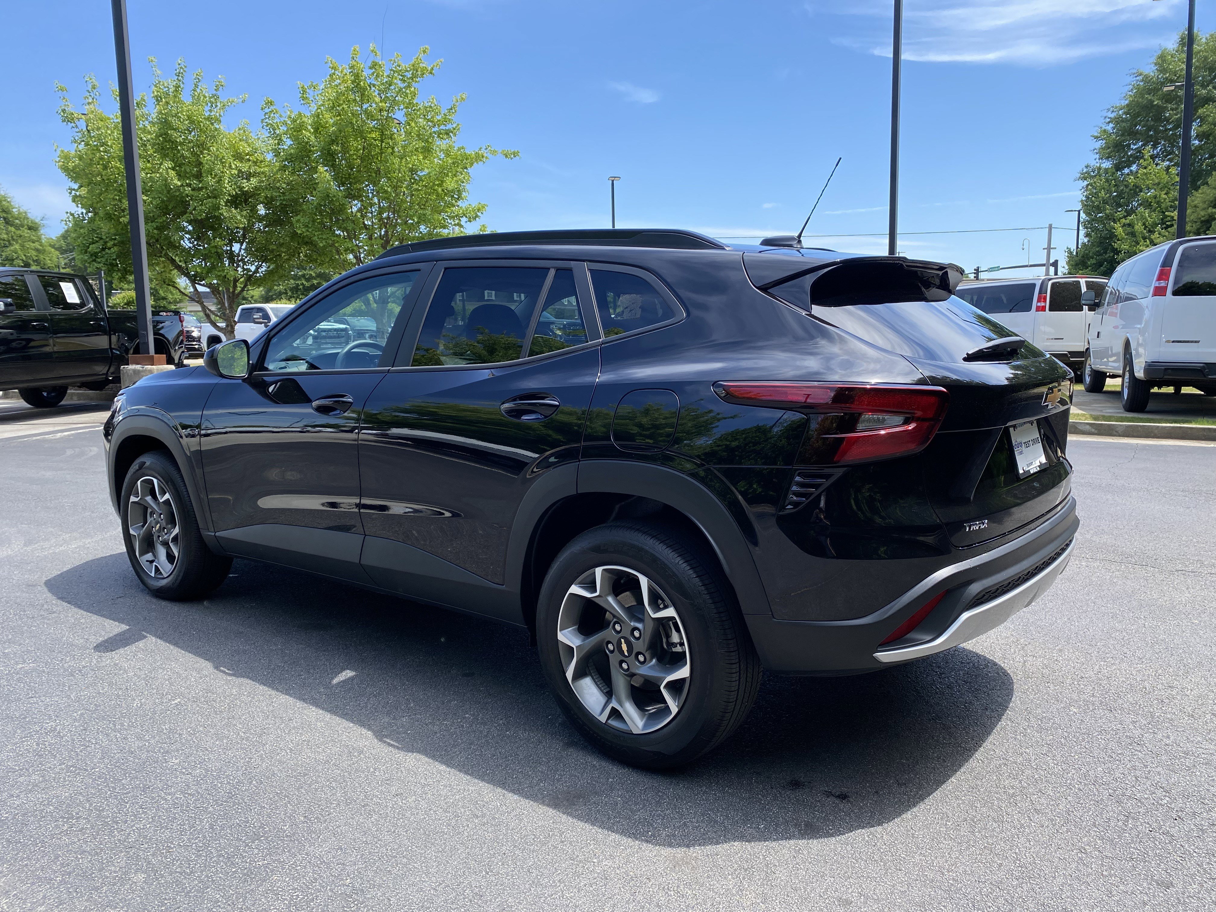 Used 2026 Chevrolet Trax LT w/ LPO, Blackout Package FWD image 7