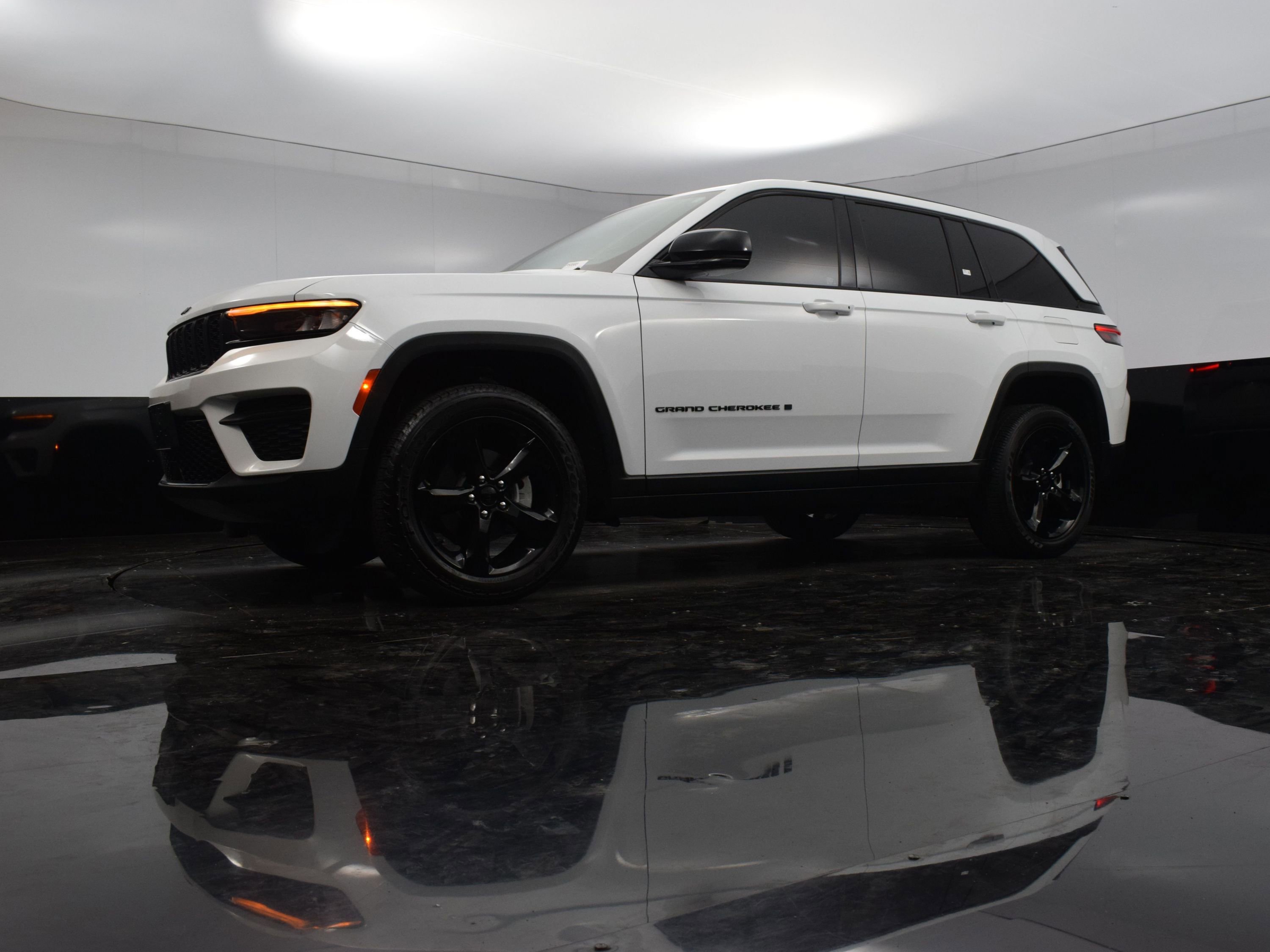 Used 2023 Jeep Grand Cherokee Altitude image 19