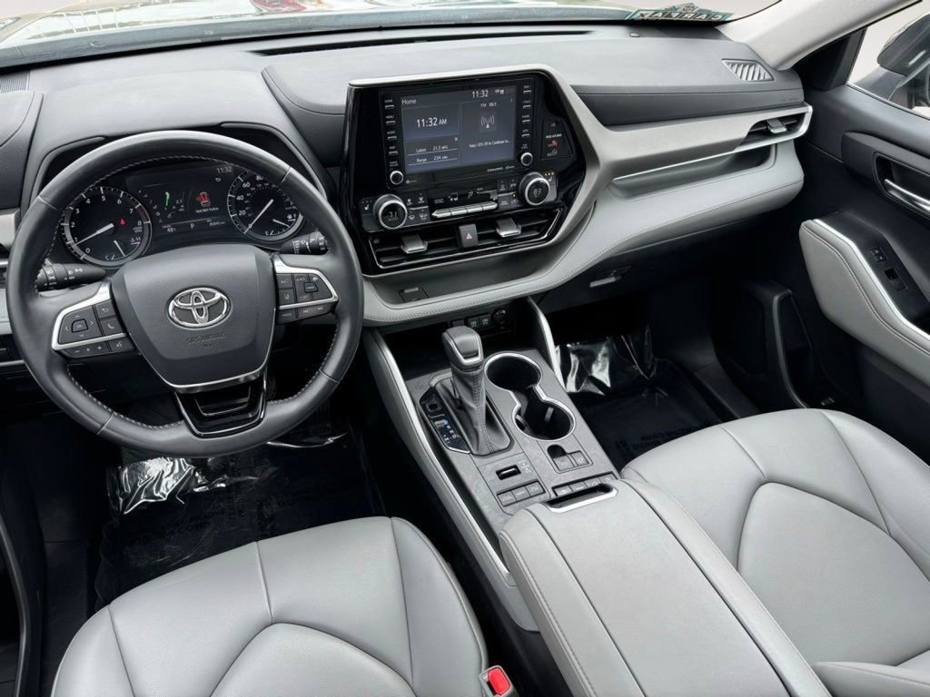 Used 2021 Toyota Highlander XLE AWD/4WD image 5
