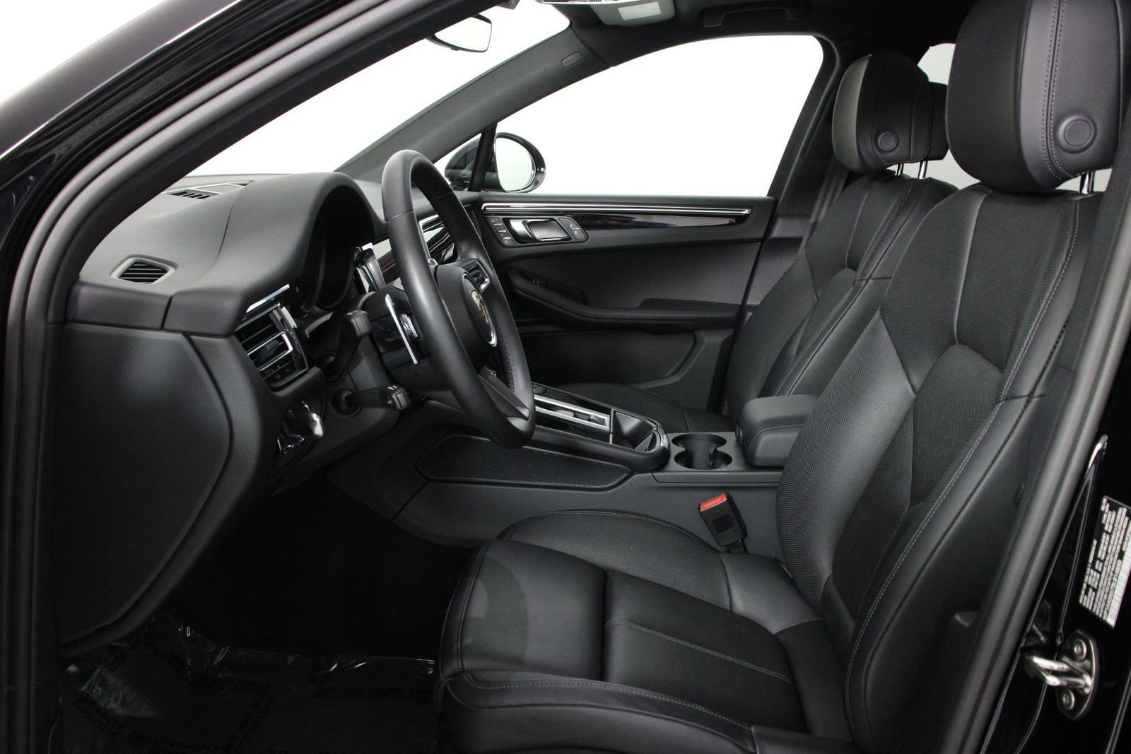 Certified 2025 Porsche Macan AWD/4WD image 5