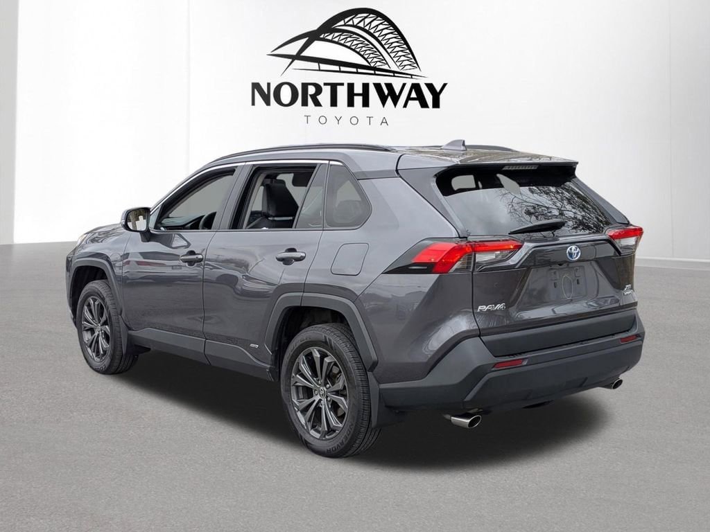 Used 2022 Toyota RAV4 XLE Premium AWD/4WD image 6