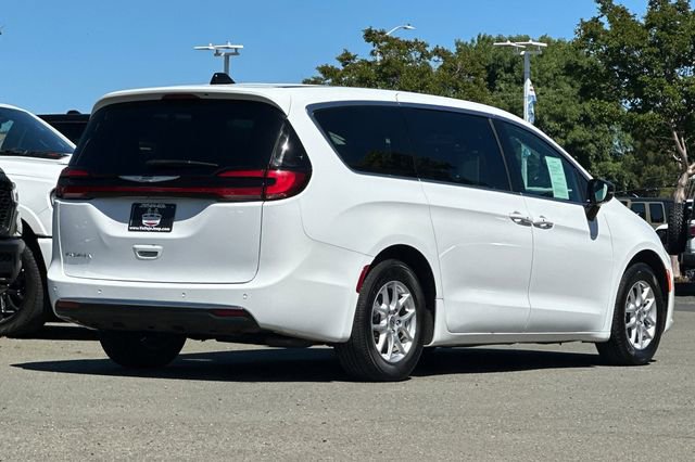 Used 2025 Chrysler Pacifica Select image 4
