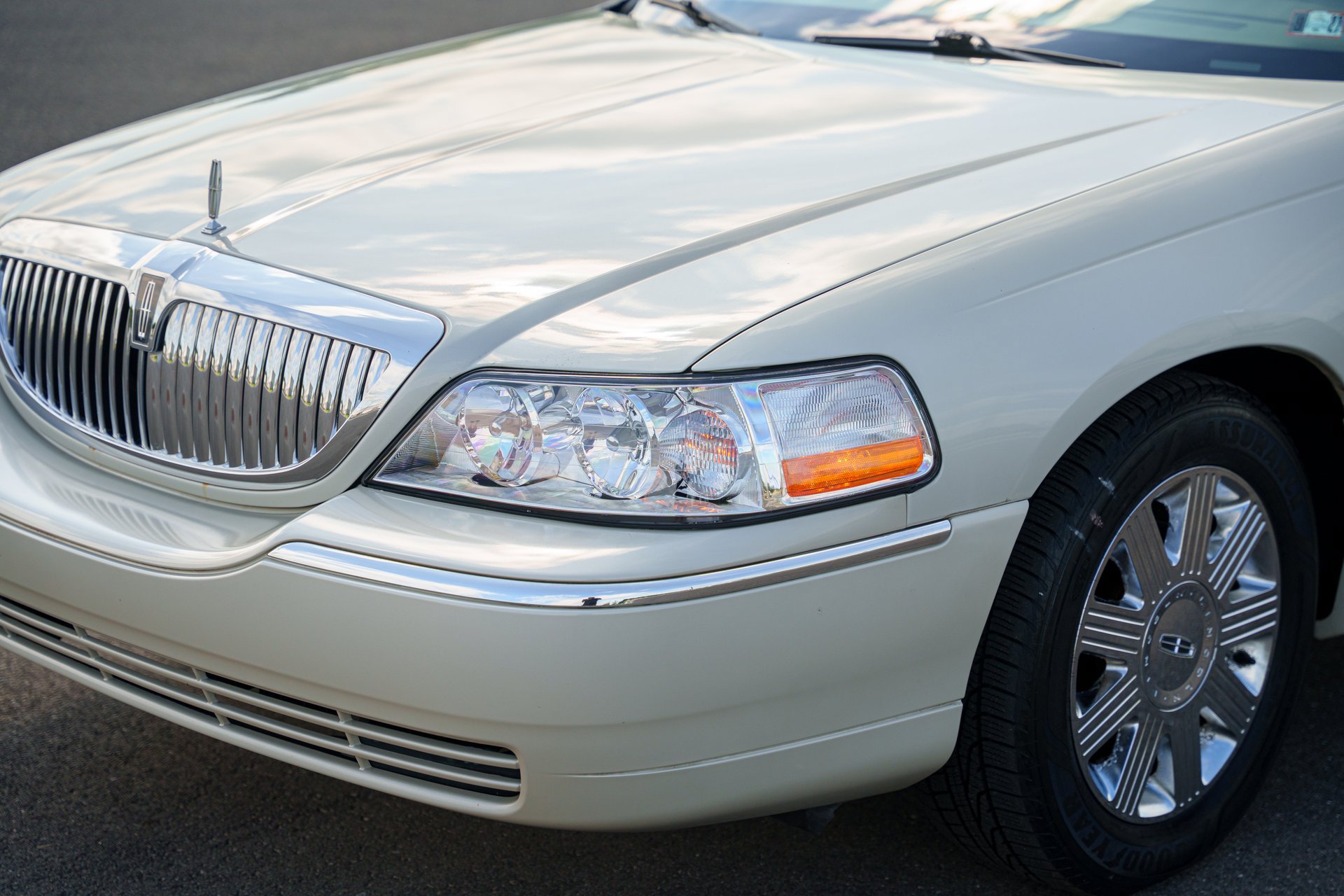 Used 2004 Lincoln Town Car Ultimate RWD image 22
