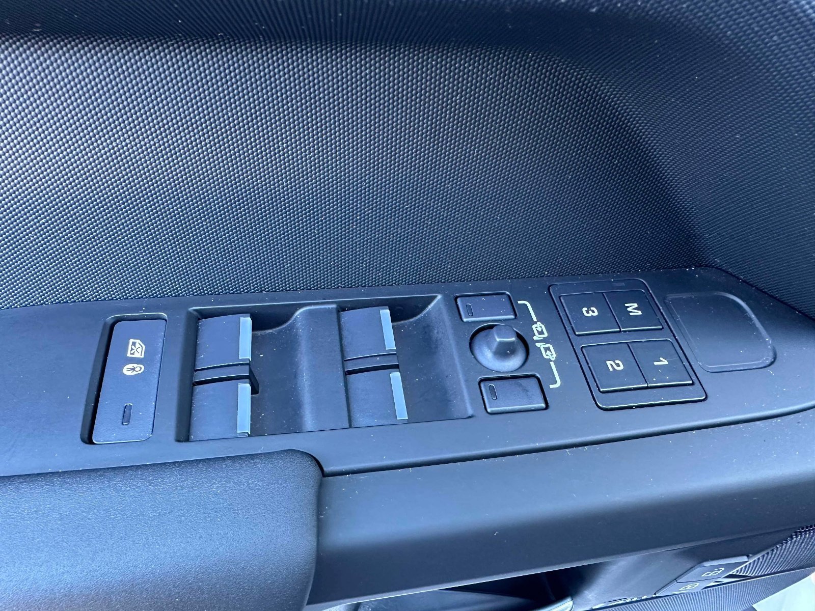 Used 2025 Land Rover Defender 110 S image 17