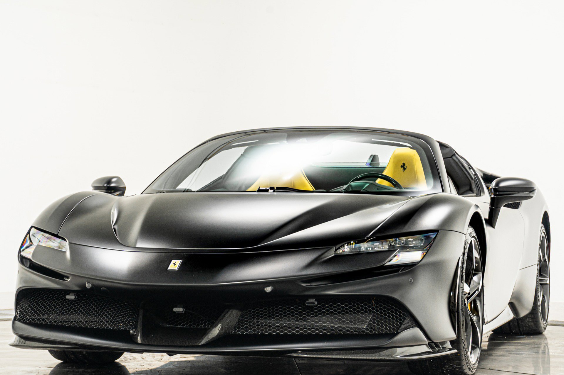 Used 2024 Ferrari SF90 Spider image 5