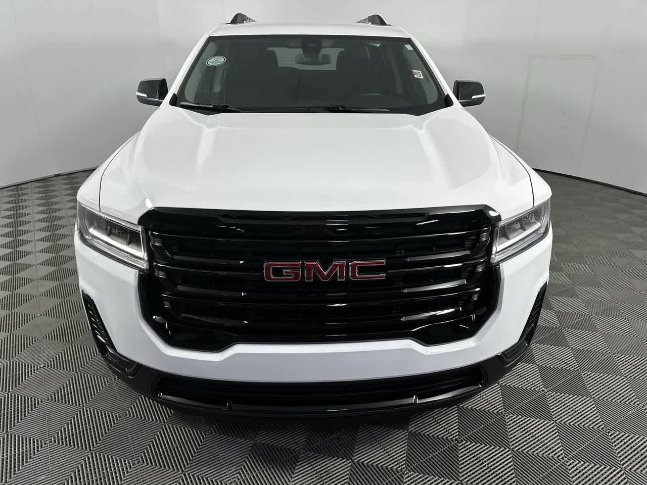 Used 2023 GMC Acadia SLE w/ Driver Convenience Package FWD image 3