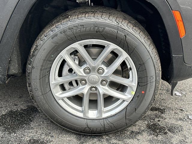 New 2025 Jeep Grand Cherokee Laredo image 12