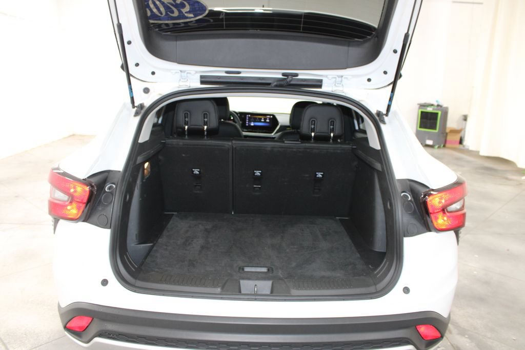 Used 2025 Chevrolet Trax LT FWD image 28