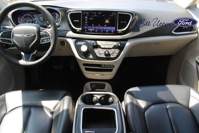 Used 2023 Chrysler Pacifica Touring-L FWD image 14