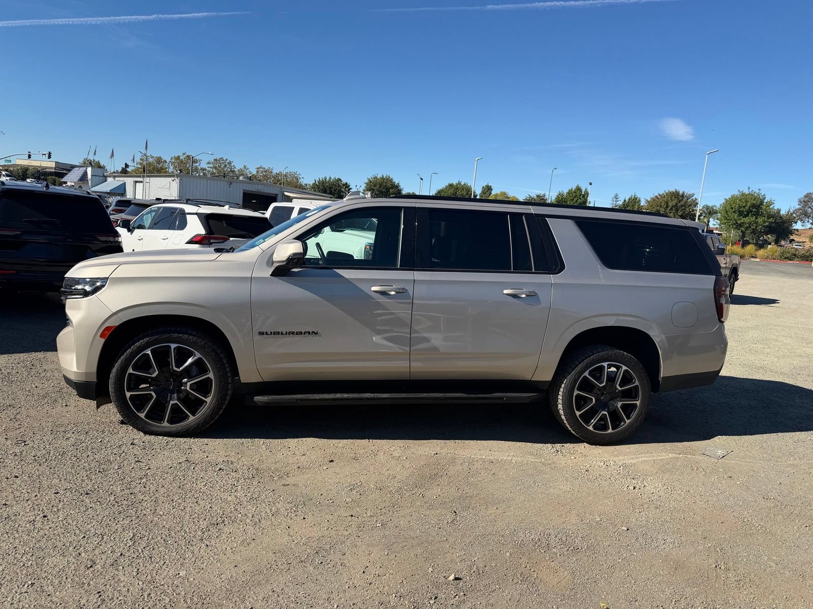 Used 2022 Chevrolet Suburban RST w/ Luxury Package AWD/4WD image 2
