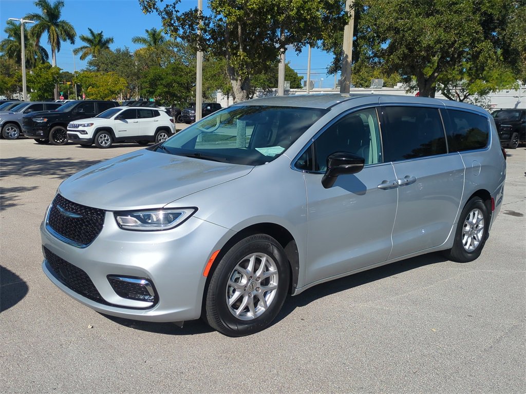 Used 2024 Chrysler Pacifica Touring-L image 10