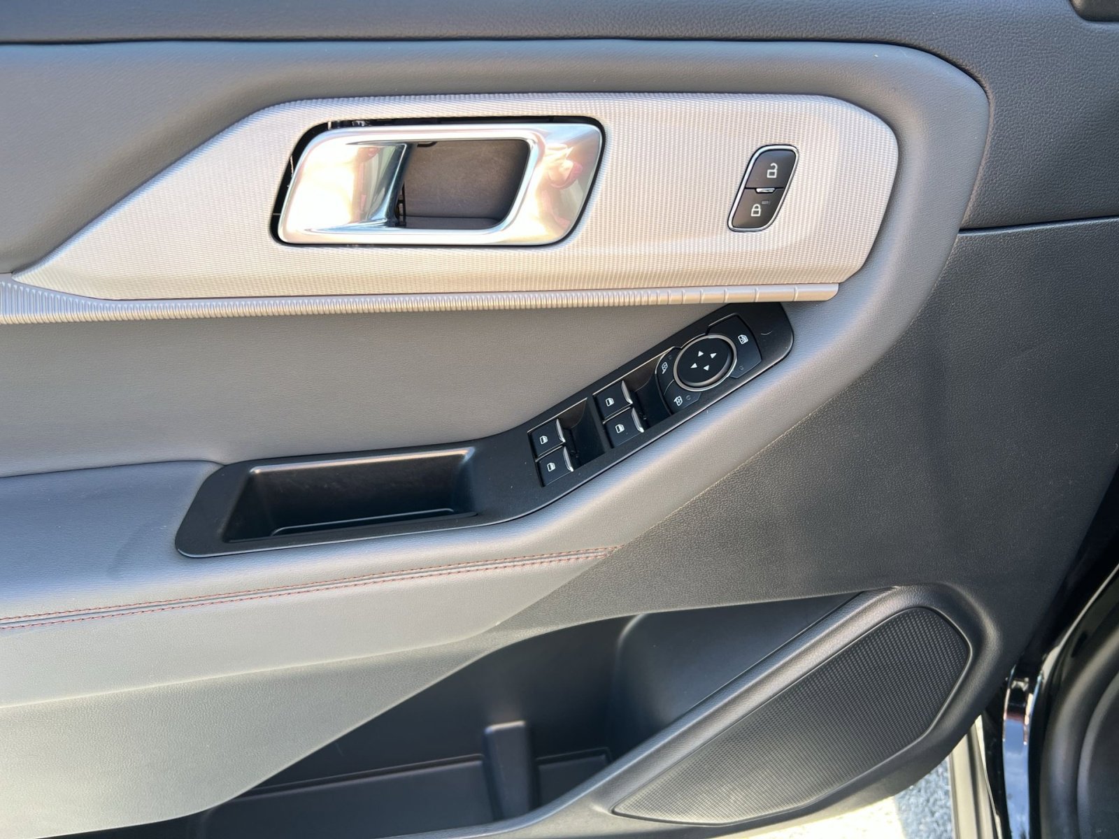 Used 2026 Ford Explorer Active AWD/4WD image 15