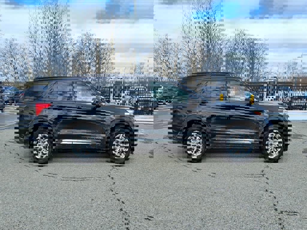 Certified 2023 Ford Explorer XLT w/ Equipment Group 202A image 9