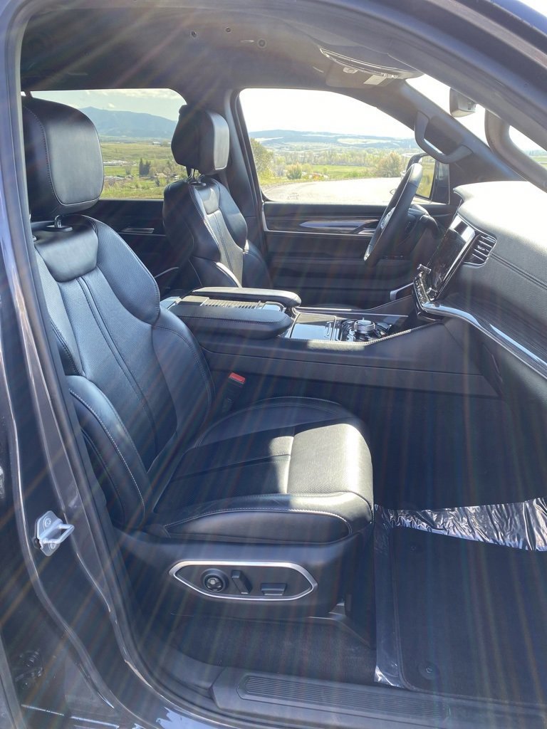 Used 2022 Jeep Wagoneer Series III AWD/4WD image 27