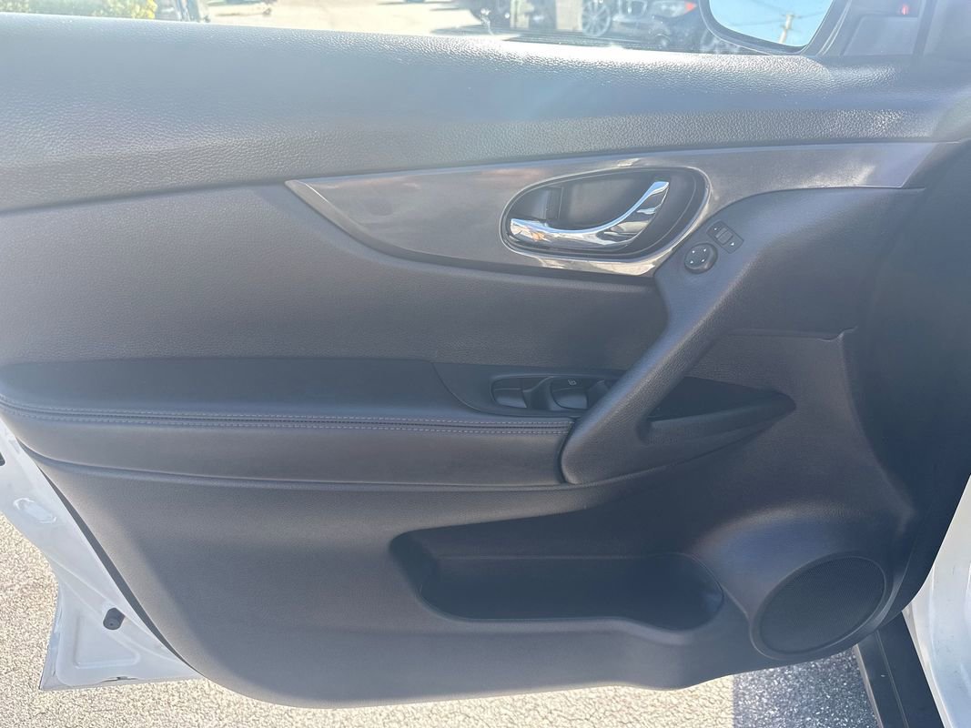 Used 2018 Nissan Rogue SV image 11