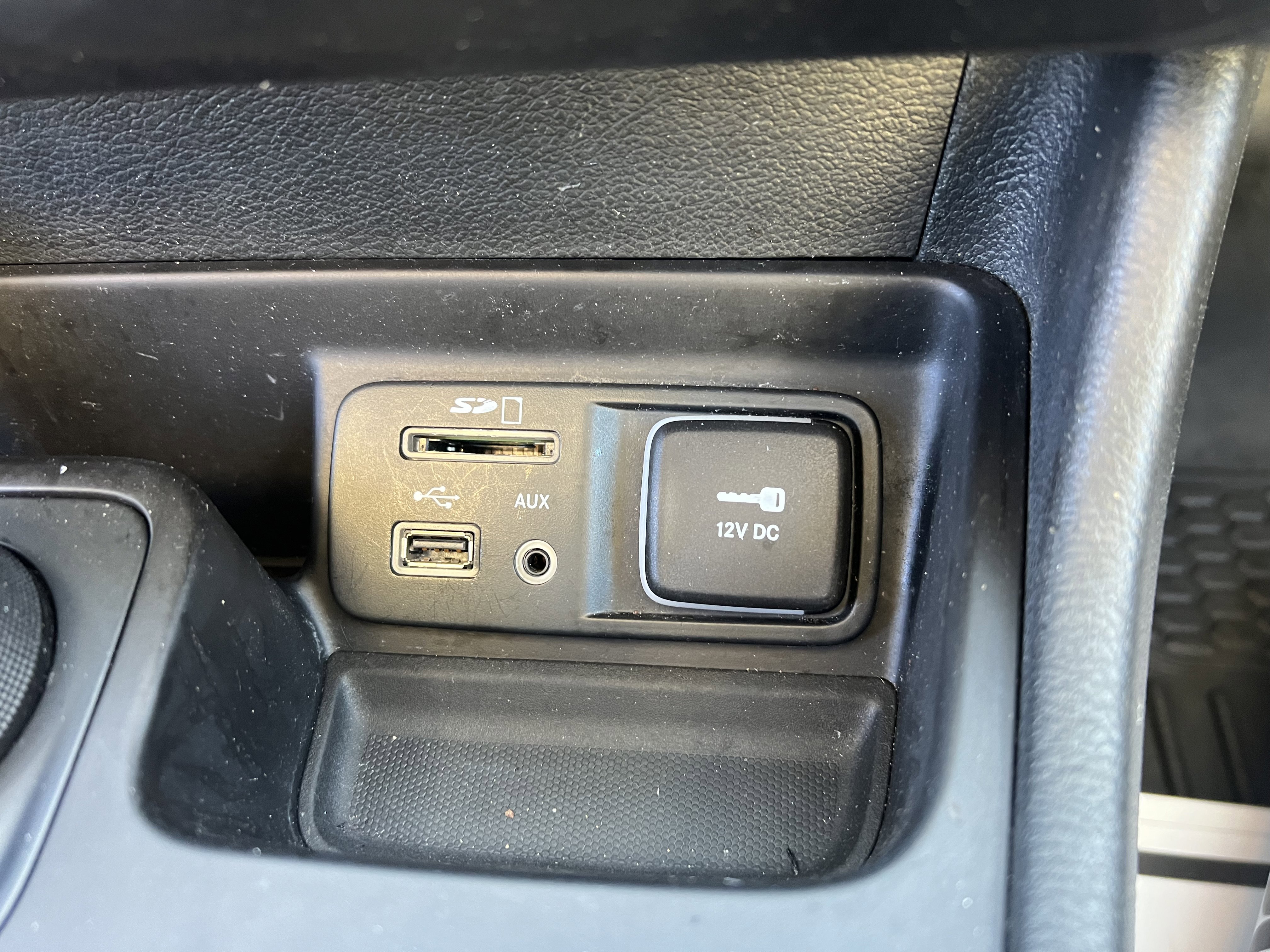 Used 2015 Jeep Cherokee Latitude w/ Comfort/Convenience Group image 25