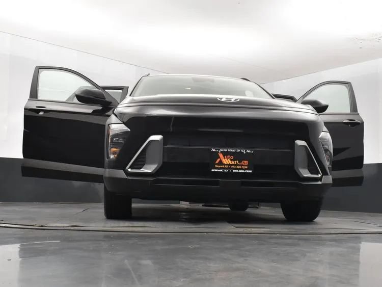 Used 2025 Hyundai Kona SEL FWD image 11