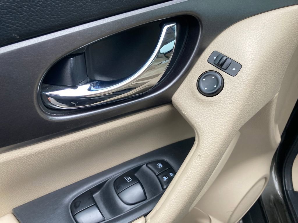 Used 2016 Nissan Rogue SV image 16