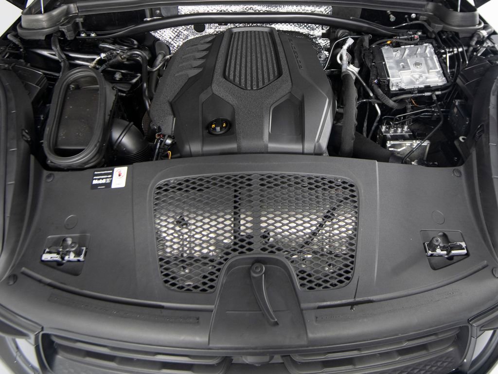 Certified 2025 Porsche Macan image 40
