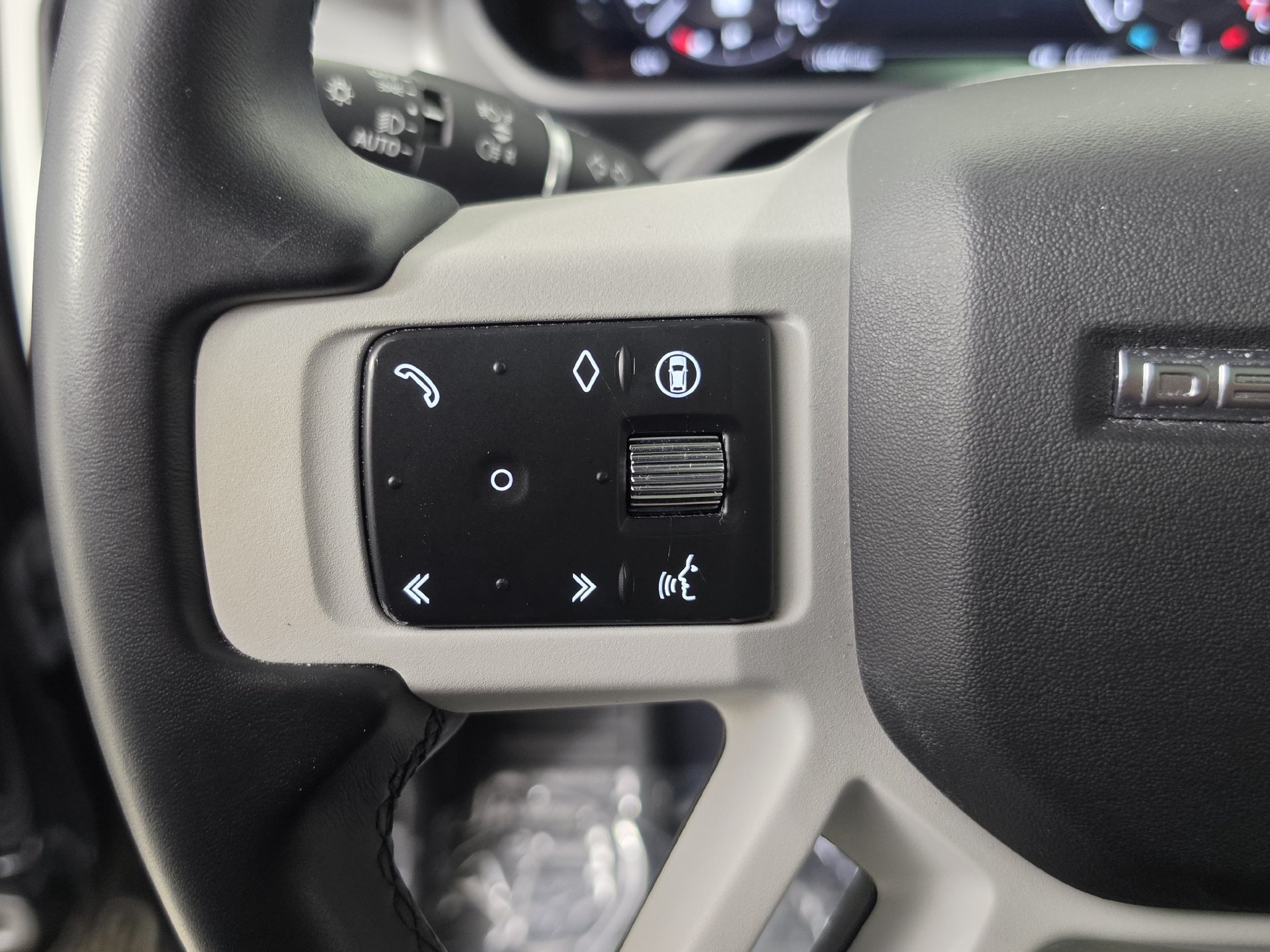 Used 2025 Land Rover Defender 130 X-Dynamic SE AWD/4WD image 8