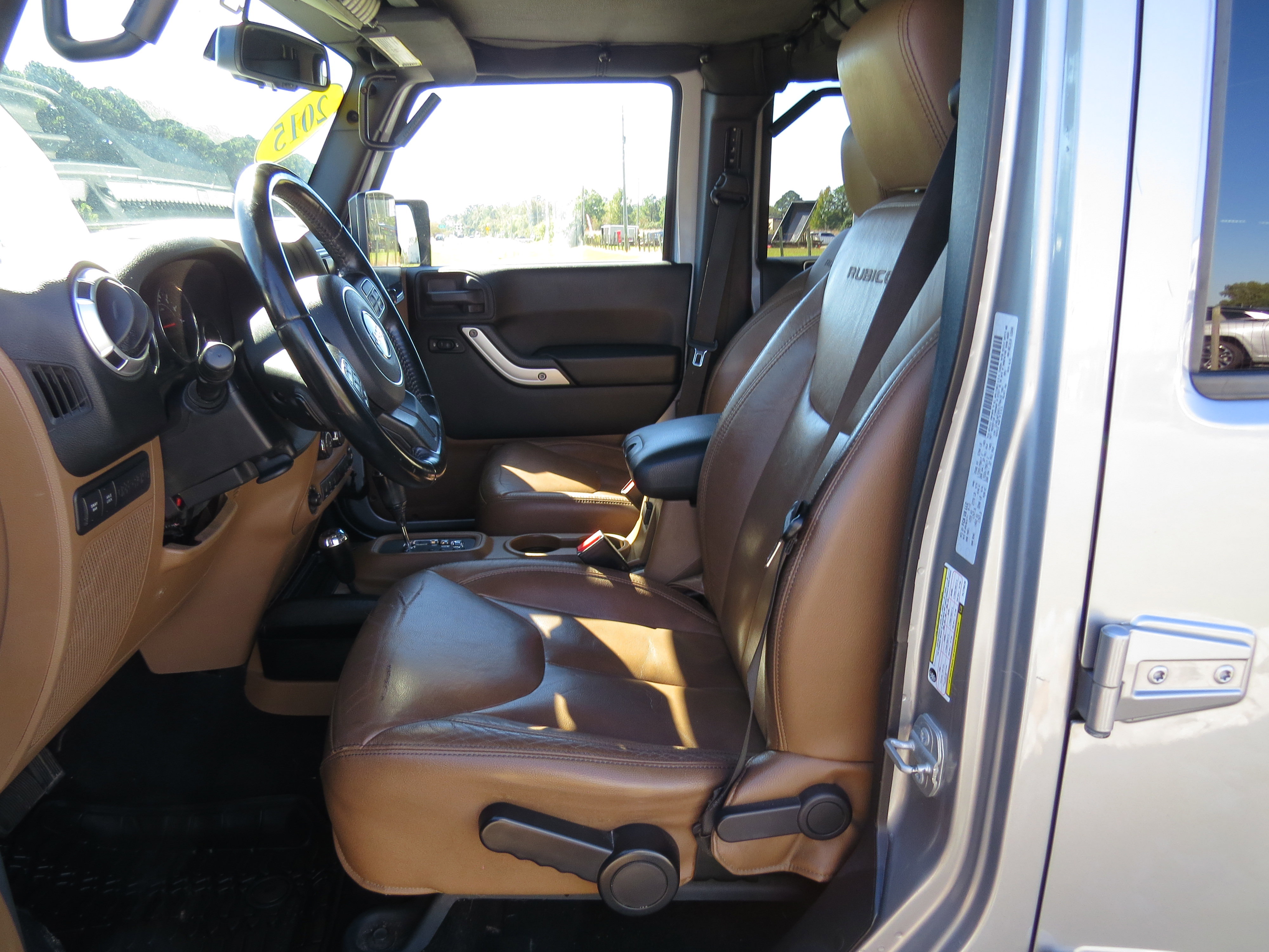 Used 2015 Jeep Wrangler Unlimited Rubicon w/ Connectivity Group image 14