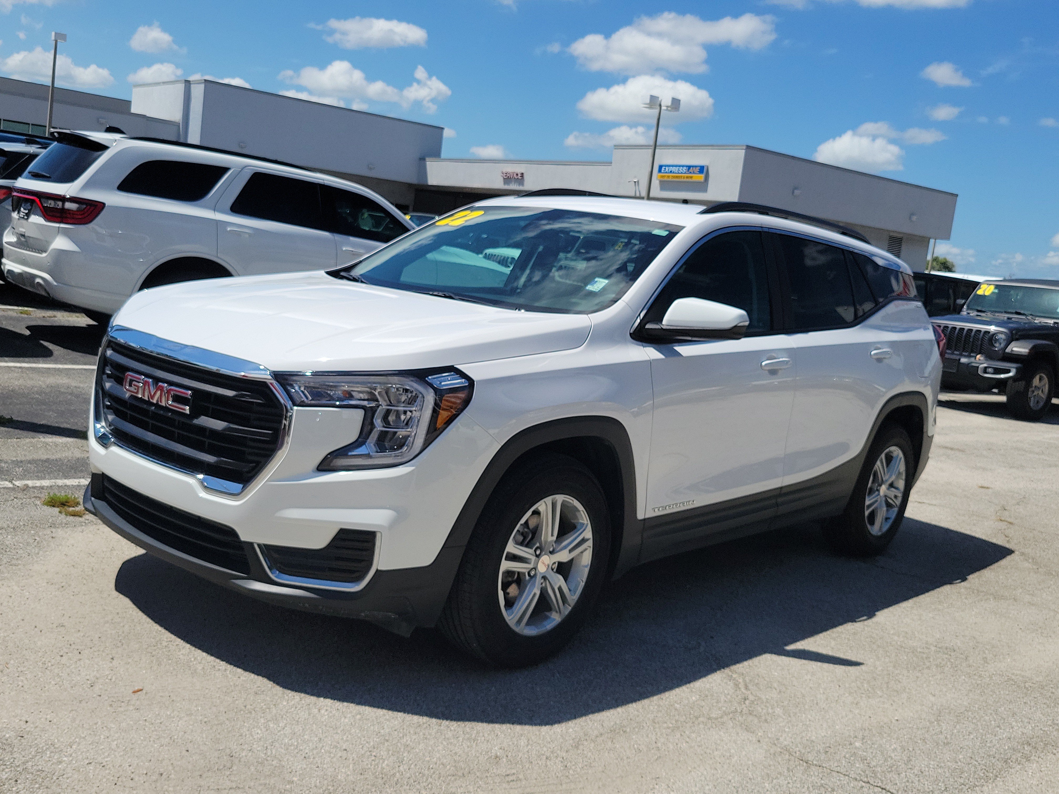 Used 2022 GMC Terrain SLE w/ Driver Convenience Package FWD image 2
