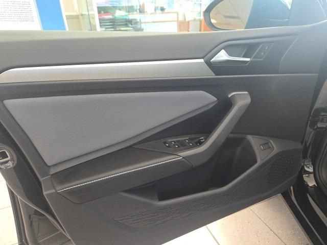 New 2025 Volkswagen Jetta SE FWD image 9
