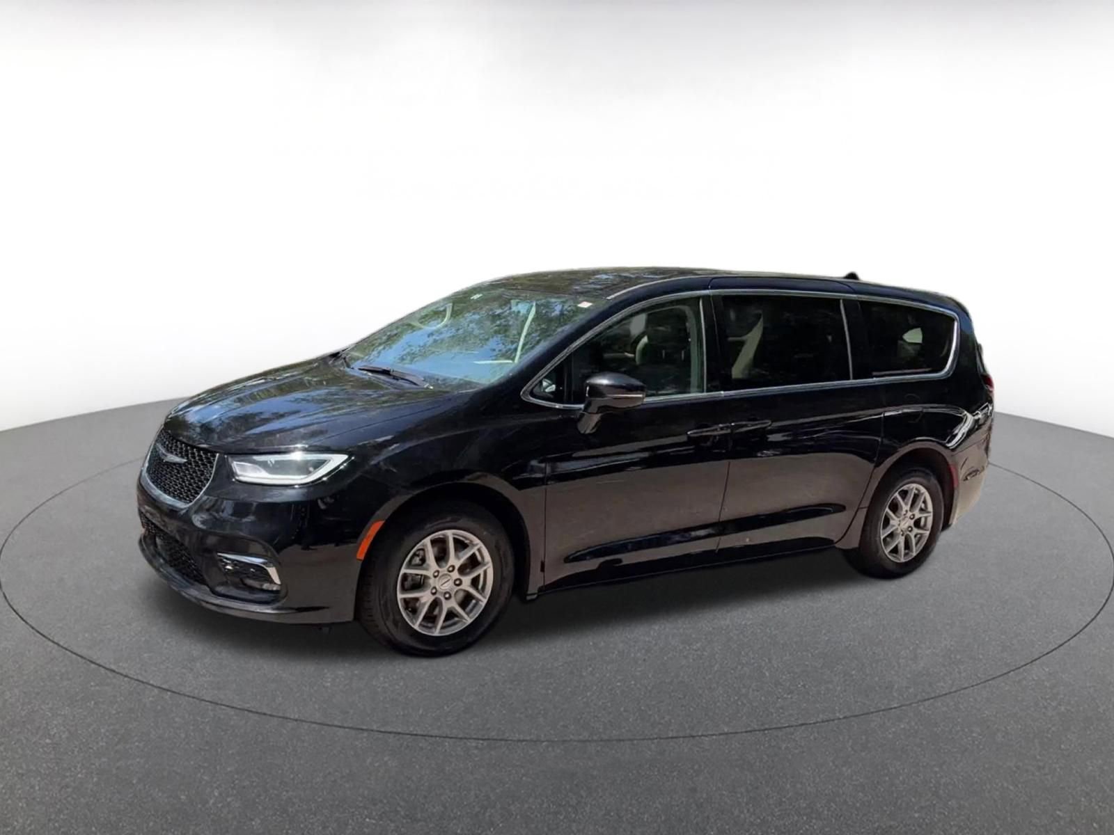 Used 2024 Chrysler Pacifica Touring-L FWD image 8