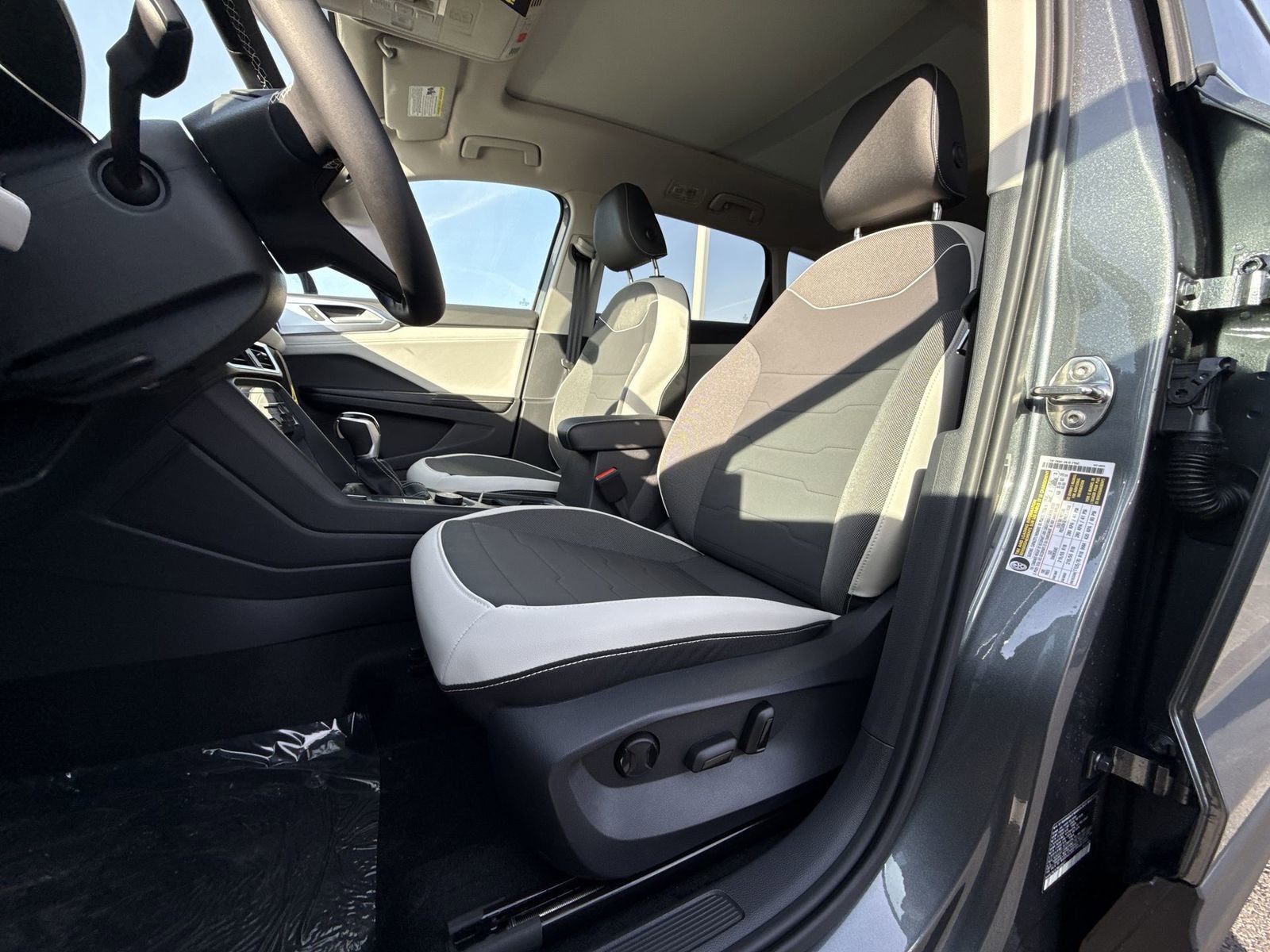 New 2026 Volkswagen Taos SE image 12