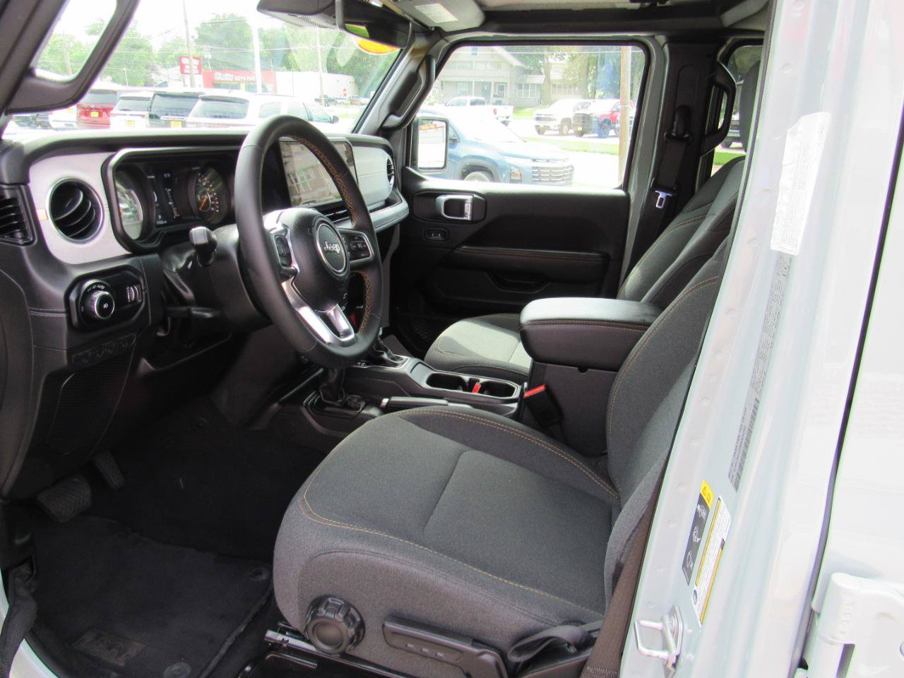 Used 2024 Jeep Wrangler Unlimited Sahara w/ Technology Group AWD/4WD image 13