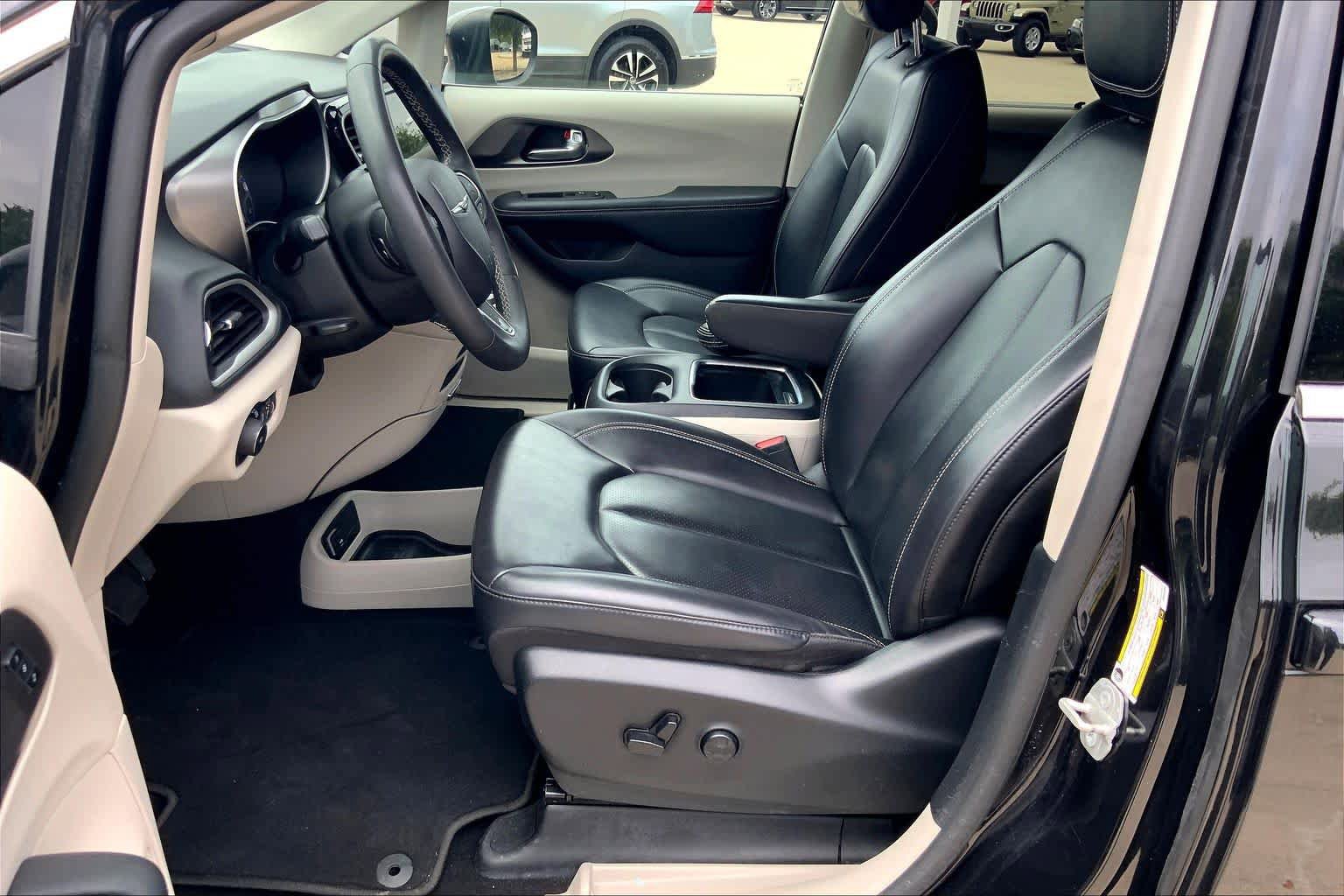 Used 2023 Chrysler Pacifica Touring-L FWD image 8
