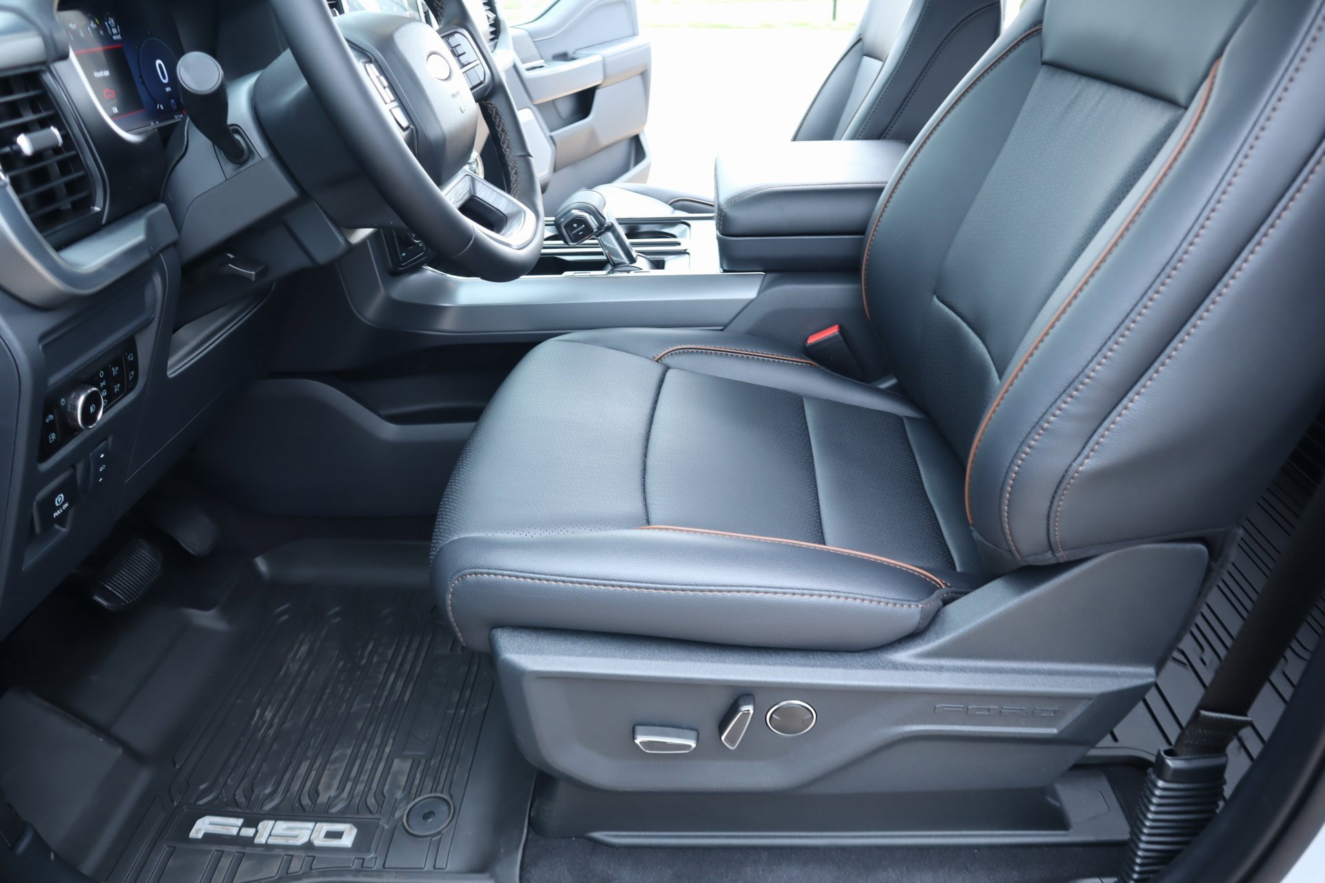 New 2025 Ford F150 Lariat w/ Equipment Group 502A High image 13