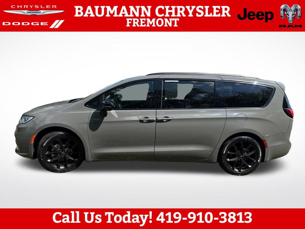 Used 2025 Chrysler Pacifica Limited FWD image 3