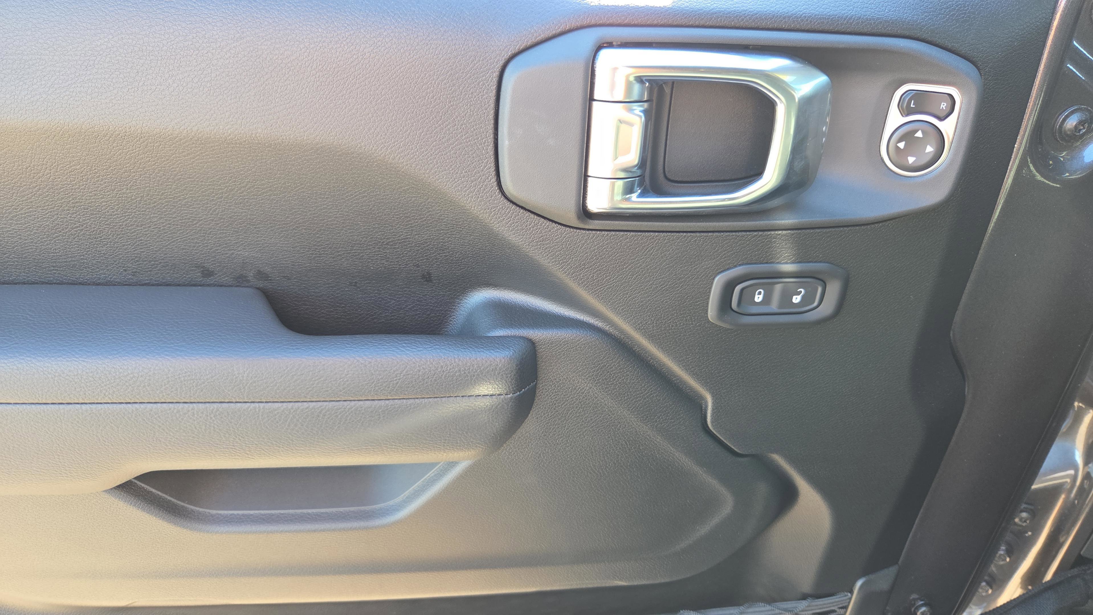 Used 2025 Jeep Wrangler Unlimited Rubicon w/ Technology Group image 29