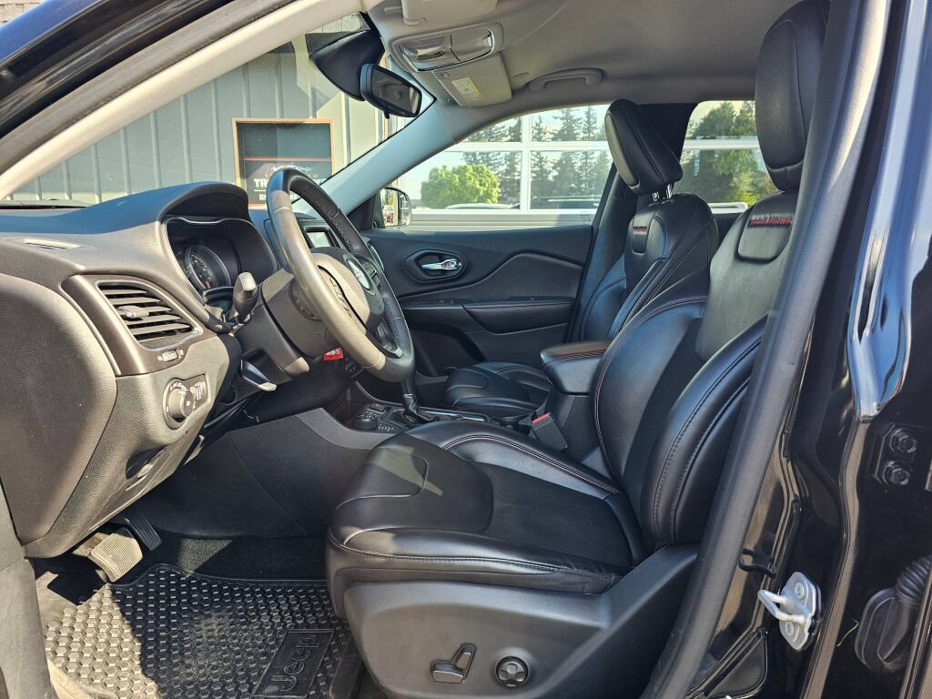 Used 2020 Jeep Cherokee Trailhawk AWD/4WD image 22