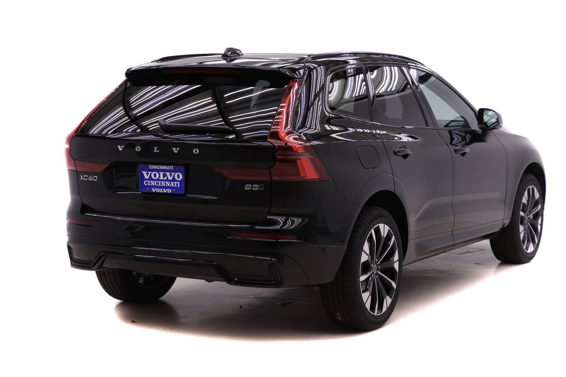 New 2026 Volvo XC60 B5 Plus w/ Climate Package image 4