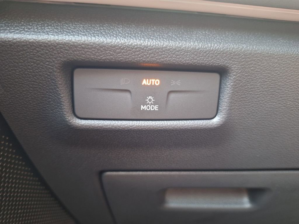 New 2026 Volkswagen Tiguan SE R-Line image 12