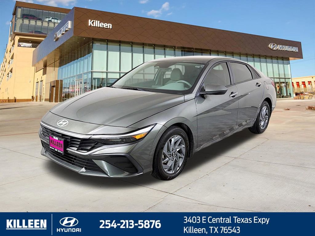 Used 2024 Hyundai Elantra SEL FWD image 3