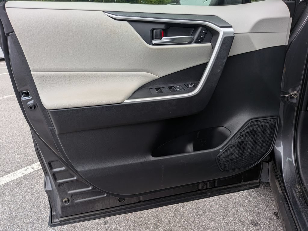 Used 2021 Toyota RAV4 XLE Premium AWD/4WD image 9