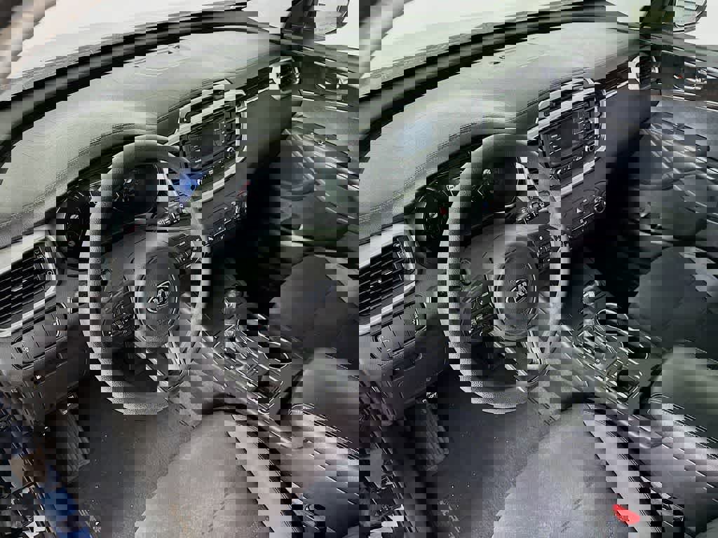 Used 2016 Kia Sorento LX image 2