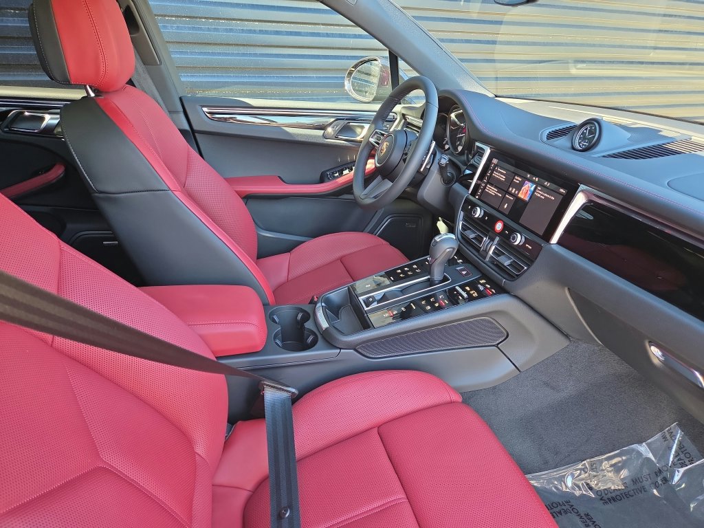 Certified 2026 Porsche Macan AWD/4WD image 18