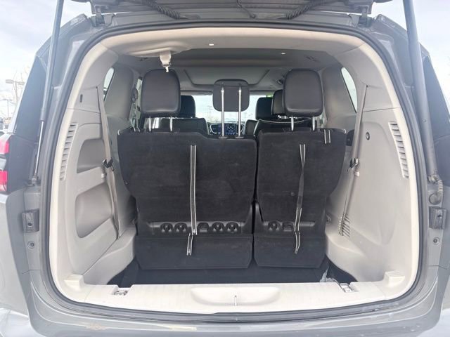 Used 2023 Chrysler Pacifica Limited image 25
